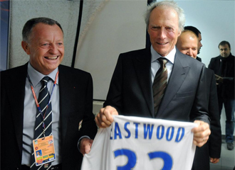 Clint Eastwood posa sonriente con la camiseta del Olympique de Lyon