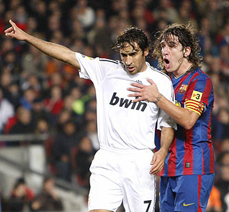 Raúl y Puyol durante el último Barça-Madrid