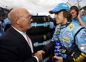 Moss saluda a Alonso en la poca de la primera etapa del espaol en Renault