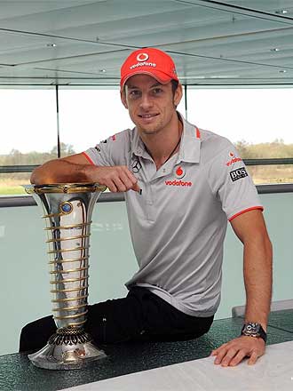 Button posa con el trofeo de campen mundial