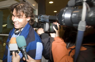 Rafa Nadal atiende a los medios en el aeropuerto de Palma.