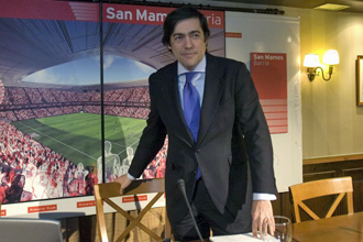 Fernando Garca Macua, durante la rueda de prensa en la que anunci la inminente construccin del estadio.