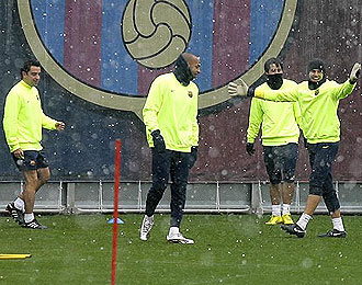 Henry bajo la nieve en un entrenamiento del Barcelona.