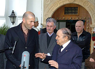 Zidane y Buteflika conversan, observados al fondo por el padre del jugador, Smail, en un encuentro el ltimo dia 3 de marzo