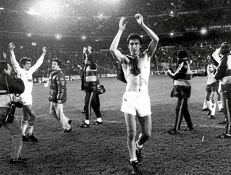 Valdano acu en 1984 el trmino "miedo escnico". En la foto, saluda al Bernabu tras endosar un 6-1 al Anderlecht.
