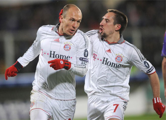 Ribery felicita a Robben por su gol ante la Fiorentina.