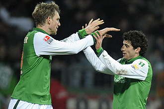 Mertesacker celebra con Onur Ayik un tanto del Werder Bremen esta temporada.