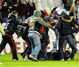 Aficionados del Athletic y del Anderlecht se pelean en San Mams.