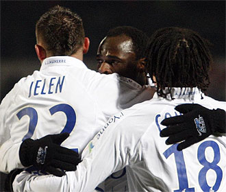 Los jugadores del Auxerre celebran uno de los goles.