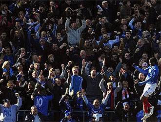 Los aficionados del Portsmouth celebran un gol.