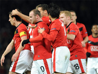 Los jugadores del United celebran con Rooney el primer tanto.