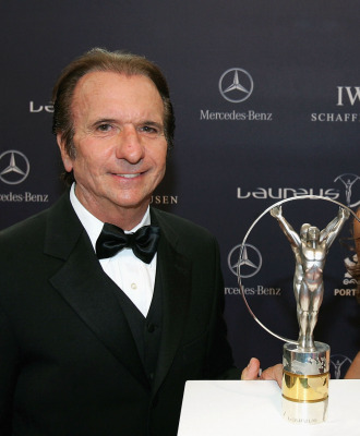 Emerson Fittipaldi posa con el premio Laureus.