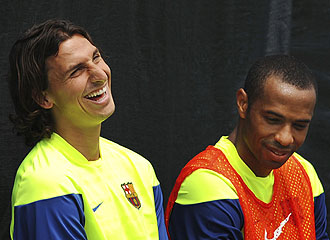 Ibrahimovic y Henry bromean en una imagen de archivo