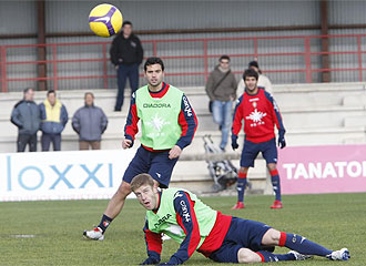 Sergio observa el baln en un entrenamiento del Osasuna