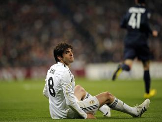 Kaká, en el suelo, durante el Real Madrid-Olympique de Lyon de este miércoles en el Bernabéu.