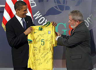 Lula le entrega una camiseta de Brasil al presidente estadounidense Barack Obama