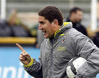 Garrido corrige durante un entrenamiento del Villarreal.
