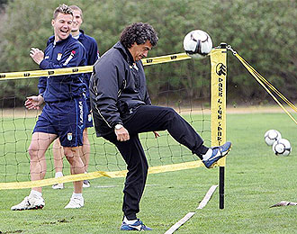Gorosito juega con sus jugadores durante un entrenamiento.
