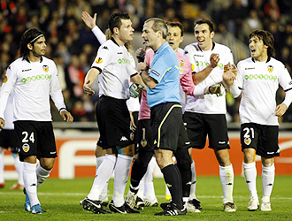 Los jugadores del Valencia protestan el penalti sealado por Atkinson.