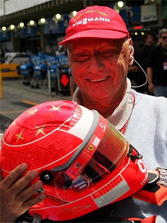 Lauda, con el casco de Schumacher, en 2006.