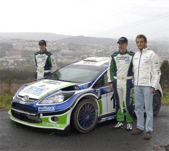 Alex Haro a la izquierda, copiloto de Pons, y Xevi Pons junto a Luis Moya posando para Marca delante del Forf Fiesta S2000
