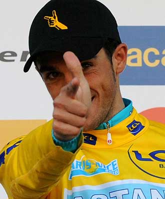Alberto Contador en el podio de la Pars-Niza