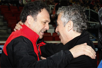 Joaqun Caparrs y Manolo Preciado se saludan antes del partido