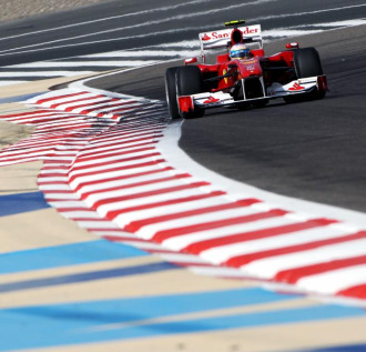 Fernando Alonso pilota su F10 en el cricuito de Sakhir