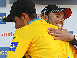 Contador se abraza en el podio con Alejandro Valverde