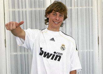 Sergio Canales posa con la camiseta del Madrid.