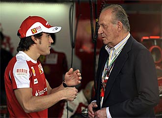 Alonso, departiendo con el Rey antes de la carrera.
