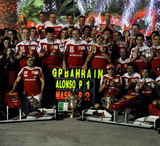 Alonso y Massa, celebrando el doblete de Ferrari en Bahrin con todo el equipo
