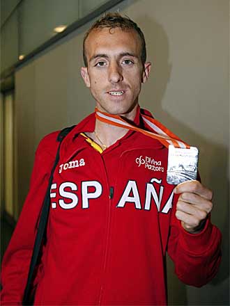 Sergio Snchez posa este lunes con su medalla en Barajas.