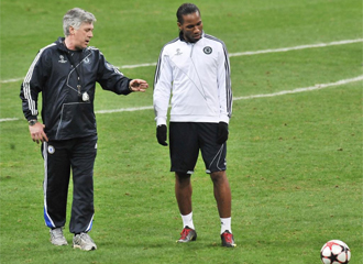 Carlo Ancelotti de instrucciones a Didier Drogba durante un entrenamiento del Chelsea