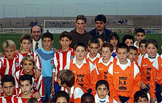 Fernando Torres en la inaguración de unos campos municipales en Fuenlabrada en el año 2003.