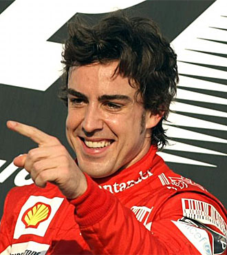 Fernando Alonso celebra su victoria en el podio de Bahrin.