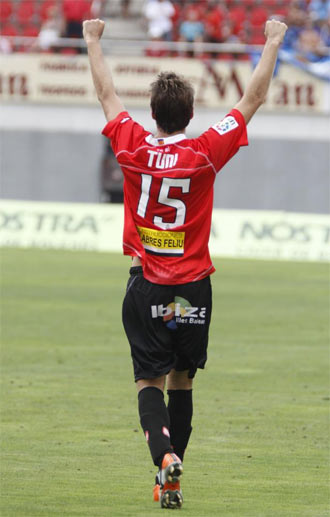 Tuni celebra un gol frente al Xerez
