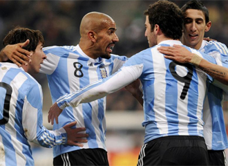 Vern celebra un gol con Messi, Higuan y Di Mara