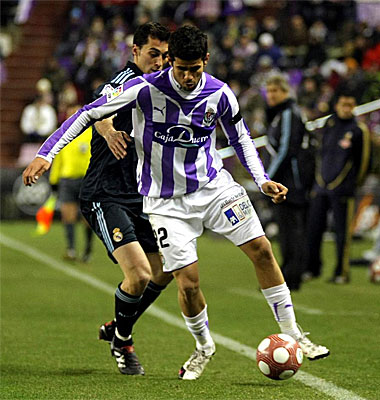 Diego Costa protege un baln ante Arbeloa.