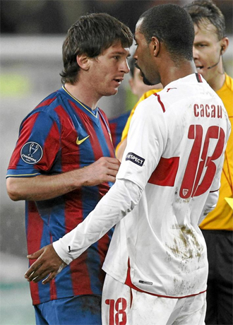 Messi y Cacau se encaran durante el partido de ida.