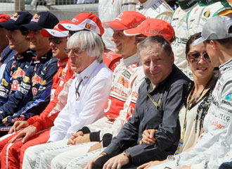 Ecclestone, sentado entre los pilotos en Bahrin.