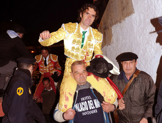 Jose Toms saliendo por la puerta grande de Castelln