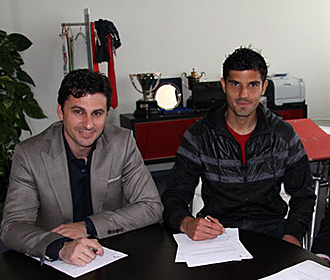 Juan Aguilera, nada ms firmar como jugador profesional del Murcia, junto a Santiago Del Ro, consejero delegado del club grana