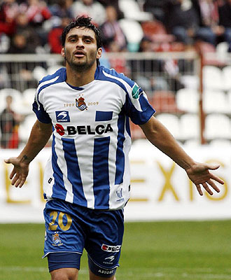 Carlos Bueno espera volver a celebrar este domingo en Anoeta un gol, como hizo en Vallecas... momento que recoge la imagen