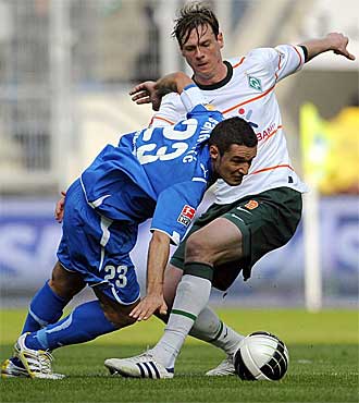 Borowski intenta arrebatar el baln a Salihovic, jugador del Hoffenheim, durante un partido de la Bundesliga.