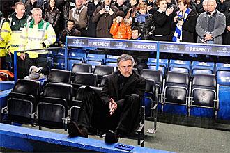 Mourinho, sentado en el banquillo de Stamford Bridge