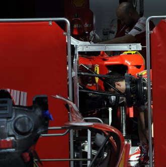 Detalles del Ferrari F10 en el box de Fernando Alonso en Bahrin.