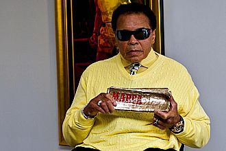 Muhammad Ali posa con el MARCA Leyenda que recibi de manos de Eduardo Inda, director del diario MARCA