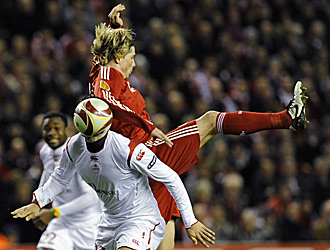 Fernando Torres pugna por un baln areo con un jugador del Lille