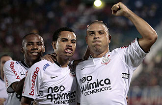 Ronaldo celebrando su gol al Cerro Porteo